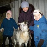 Вручение козы многодетной семье с.Гнилуша